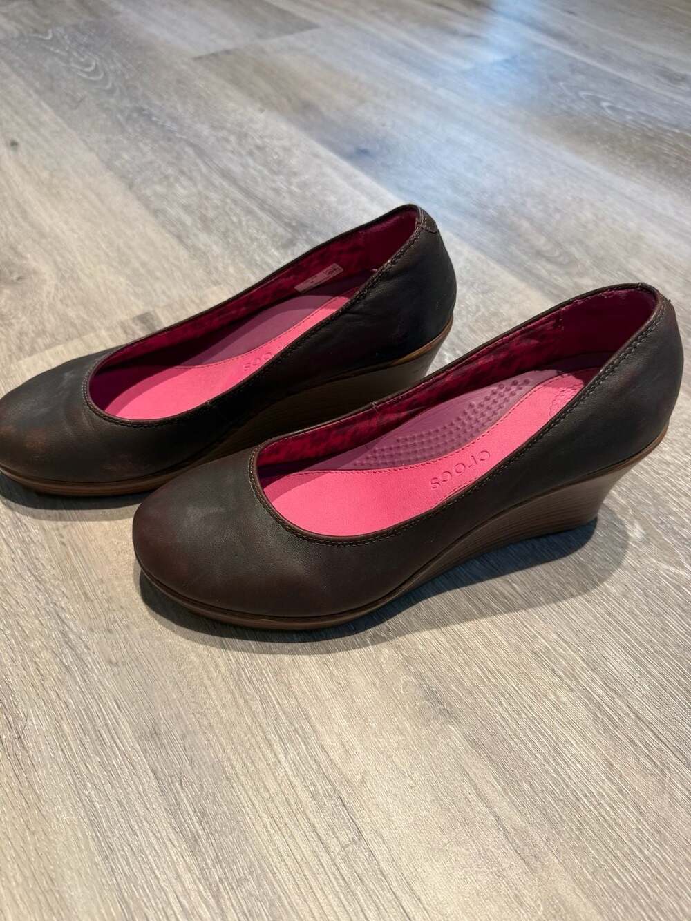 Crocs Brown Leather A-Leigh Closed Toe Wedge Shoes Womens Size 8
